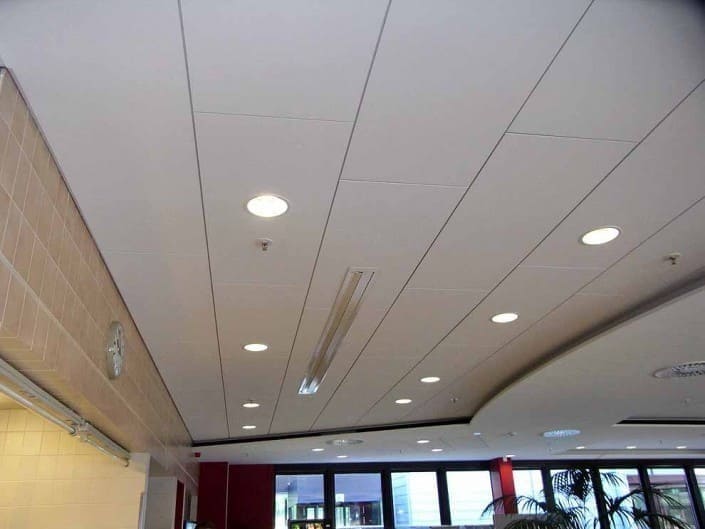 Akustikdecke mit Leinwand